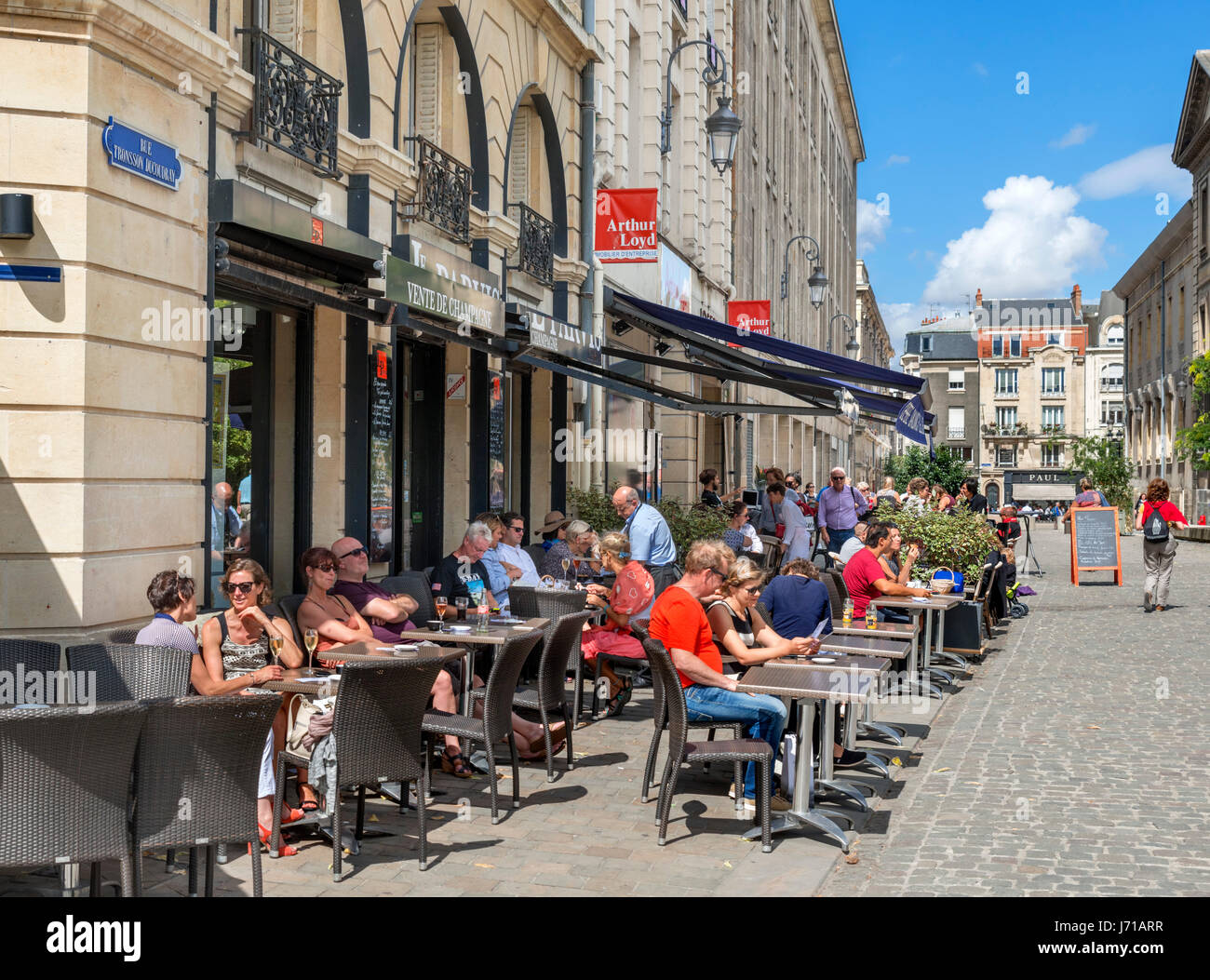 Des cafés et des boutiques à proximité de la cathédrale, Rue Tronsson Ducoudray, Reims, France Banque D'Images