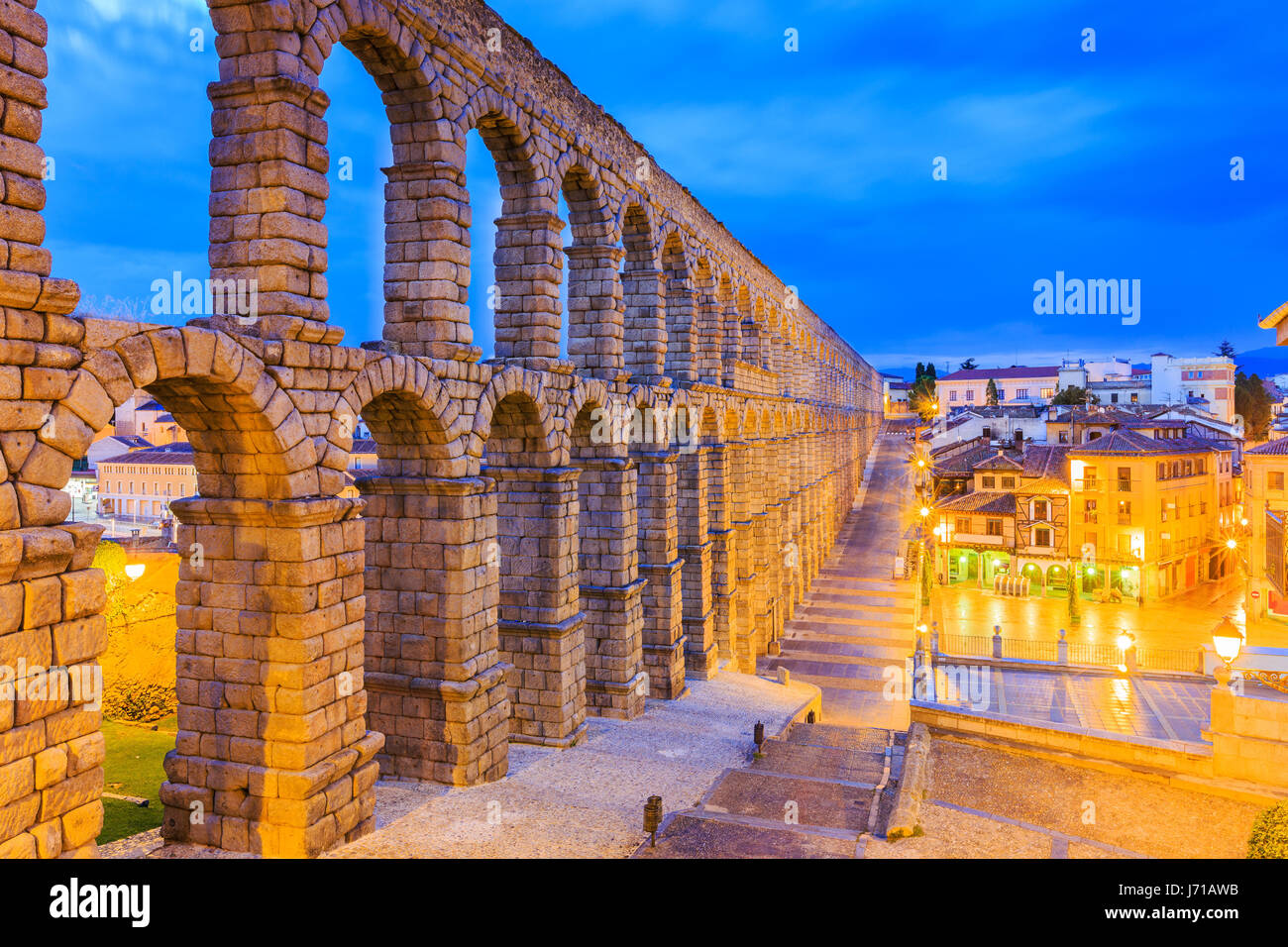 Segovia, Espagne. Vue sur la Plaza del Azoguejo et l'ancien aqueduc romain. Banque D'Images