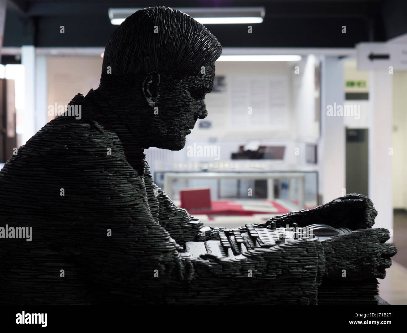 Sculpture en ardoise empilées de codebreaker Alan Turing par artiste Stephen électrique. Le mémorial se situe à Bletchley Park - home of the WWll décrypteurs. Banque D'Images