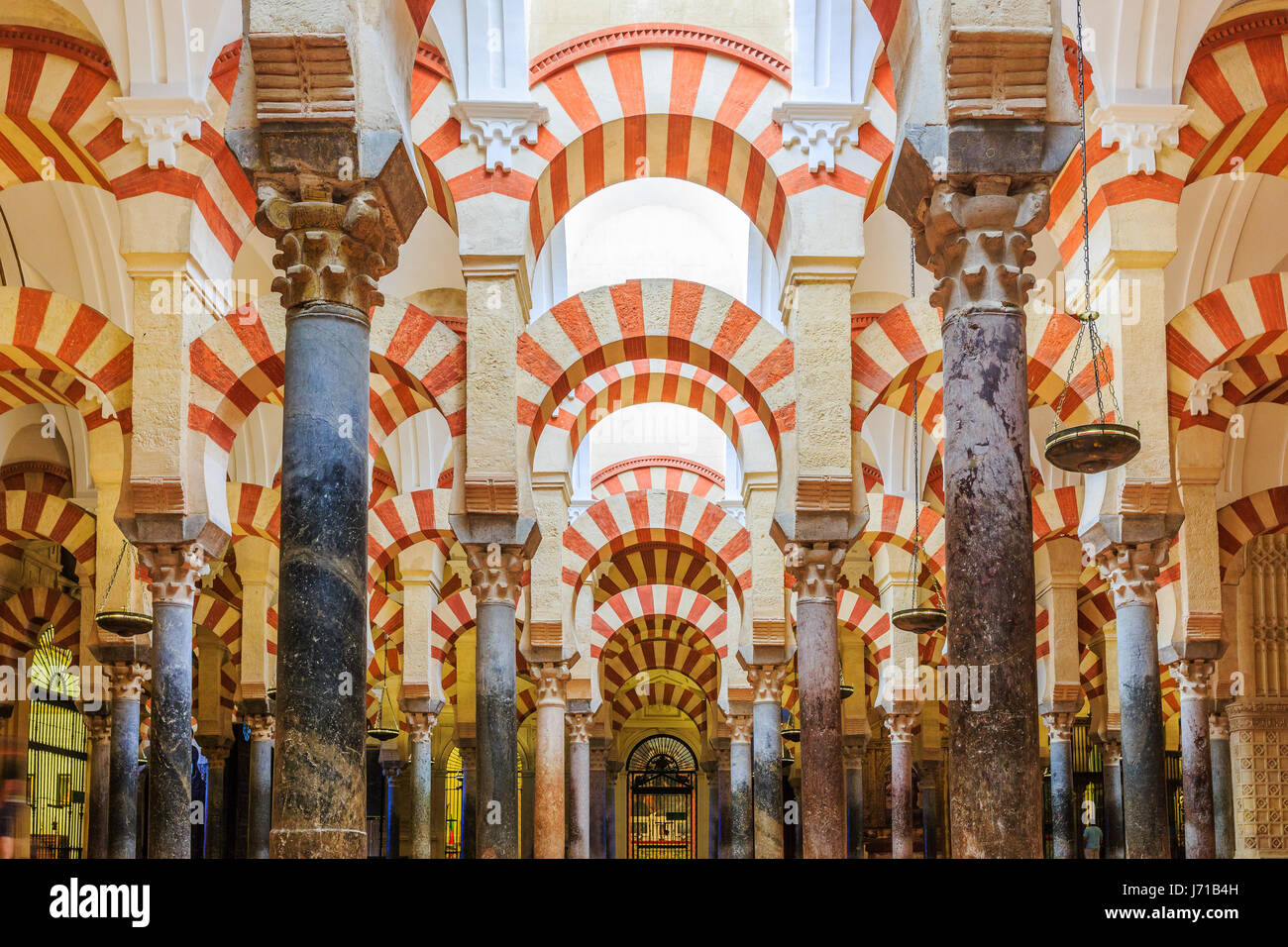 Cordoue, Espagne - 29 septembre 2016 : vue de l'intérieur de la cathédrale Mezquita de Cordoue, Espagne. Cathédrale construite à l'intérieur de l'ancienne Grande Mosquée. Banque D'Images