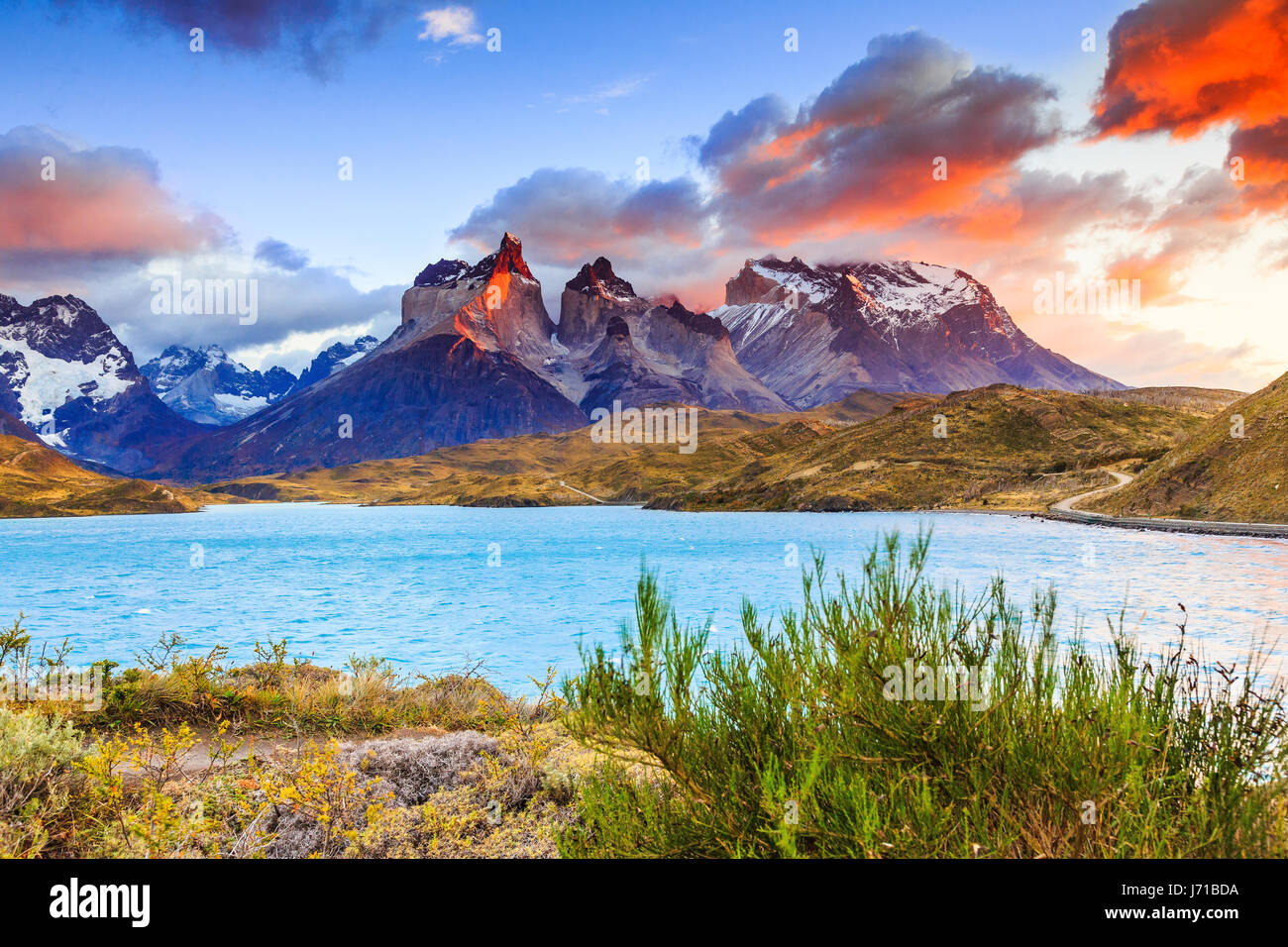 Parc National Torres del Paine, Chili. Coucher du soleil à la Laguna Pehoe. Banque D'Images