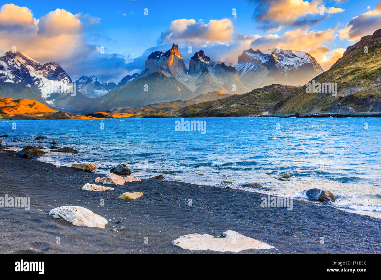 Parc National Torres del Paine, Chili. Coucher du soleil à la Laguna Pehoe. Banque D'Images