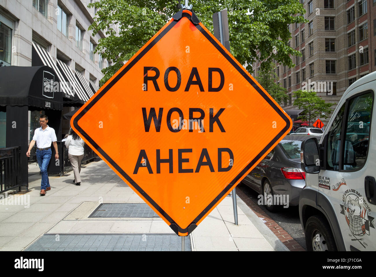 Travaux routiers à venir losange orange roadsign au centre-ville de Washington DC USA Banque D'Images