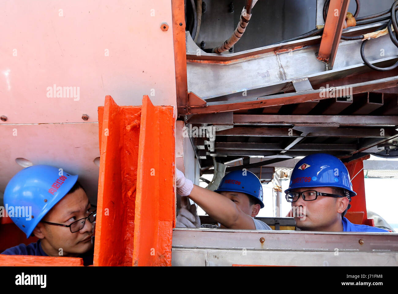 (170522) -- À BORD D'UN NAVIRE XIANGYANGHONG 09, 22 mai 2017 (Xinhua) -- préparer les techniciens Jiaolong, le submersible habité, sur son navire Xiangyanghong 09, 22 mai, 2017. Le navire est arrivé à la zone de Mariana lundi et a commencé à tester la température, la salinité et la profondeur de plongée du mardi dans la fosse des Mariannes, le premier de la troisième phase de l'expédition. (Xinhua/Liu Hotel particulier) (ZHS) Banque D'Images