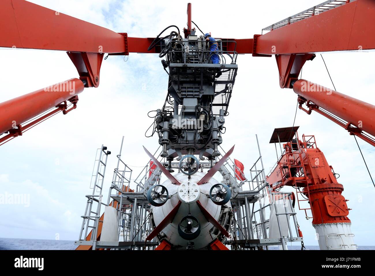 (170522) -- À BORD D'UN NAVIRE XIANGYANGHONG 09, 22 mai 2017 (Xinhua) -- Les techniciens se préparer pour le Jiaolong, le submersible habité, sur son navire Xiangyanghong 09, 22 mai, 2017. Le navire est arrivé à la zone de Mariana lundi et a commencé à tester la température, la salinité et la profondeur de plongée du mardi dans la fosse des Mariannes, le premier de la troisième phase de l'expédition. (Xinhua/Liu Hotel particulier) (ZHS) Banque D'Images