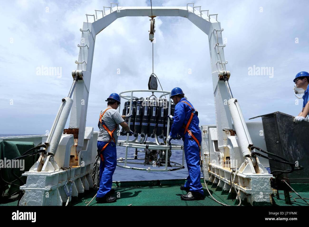 (170522) -- À BORD D'UN NAVIRE XIANGYANGHONG 09, 22 mai 2017 (Xinhua) -- Les scientifiques d'en vérifier la température, la salinité et la profondeur de l'eau de mer qui se préparent à la plongée de la Jiaolong, le submersible habité, sur son navire Xiangyanghong 09, 22 mai, 2017. Le navire est arrivé à la zone de Mariana lundi et a commencé à tester la température, la salinité et la profondeur de plongée du mardi dans la fosse des Mariannes, le premier de la troisième phase de l'expédition. (Xinhua/Liu Hotel particulier) (ZHS) Banque D'Images