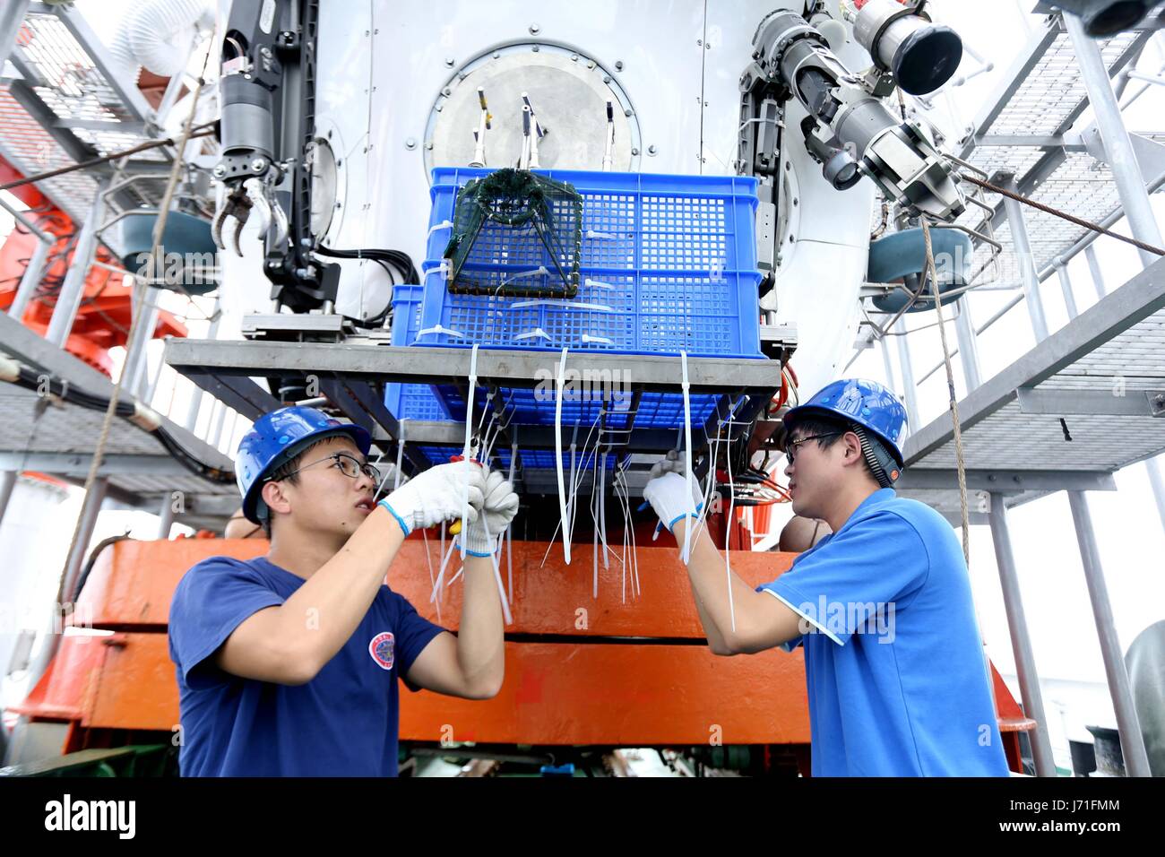 (170522) -- À BORD D'UN NAVIRE XIANGYANGHONG 09, 22 mai 2017 (Xinhua) -- Les scientifiques préparer le Jiaolong, le submersible habité, sur son navire Xiangyanghong 09, 22 mai, 2017. Le navire est arrivé à la zone de Mariana lundi et a commencé à tester la température, la salinité et la profondeur de plongée du mardi dans la fosse des Mariannes, le premier de la troisième phase de l'expédition. (Xinhua/Liu Hotel particulier) (ZHS) Banque D'Images