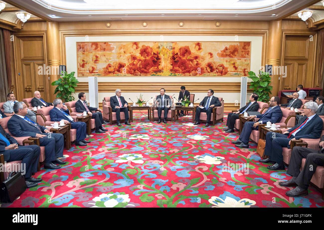 (170522) -- BEIJING, 22 mai 2017 (Xinhua) -- Le conseiller d'Etat chinois Yang Jiechi rencontre des chefs de délégations des États arabes et de la Ligue arabe participant à la 14e Forum sur la coopération sino-arabe Membres (CASCF) Réunion de hauts fonctionnaires à Beijing, capitale de la Chine, le 22 mai 2017. (Xinhua/Li Tao) (ZHS) Banque D'Images
