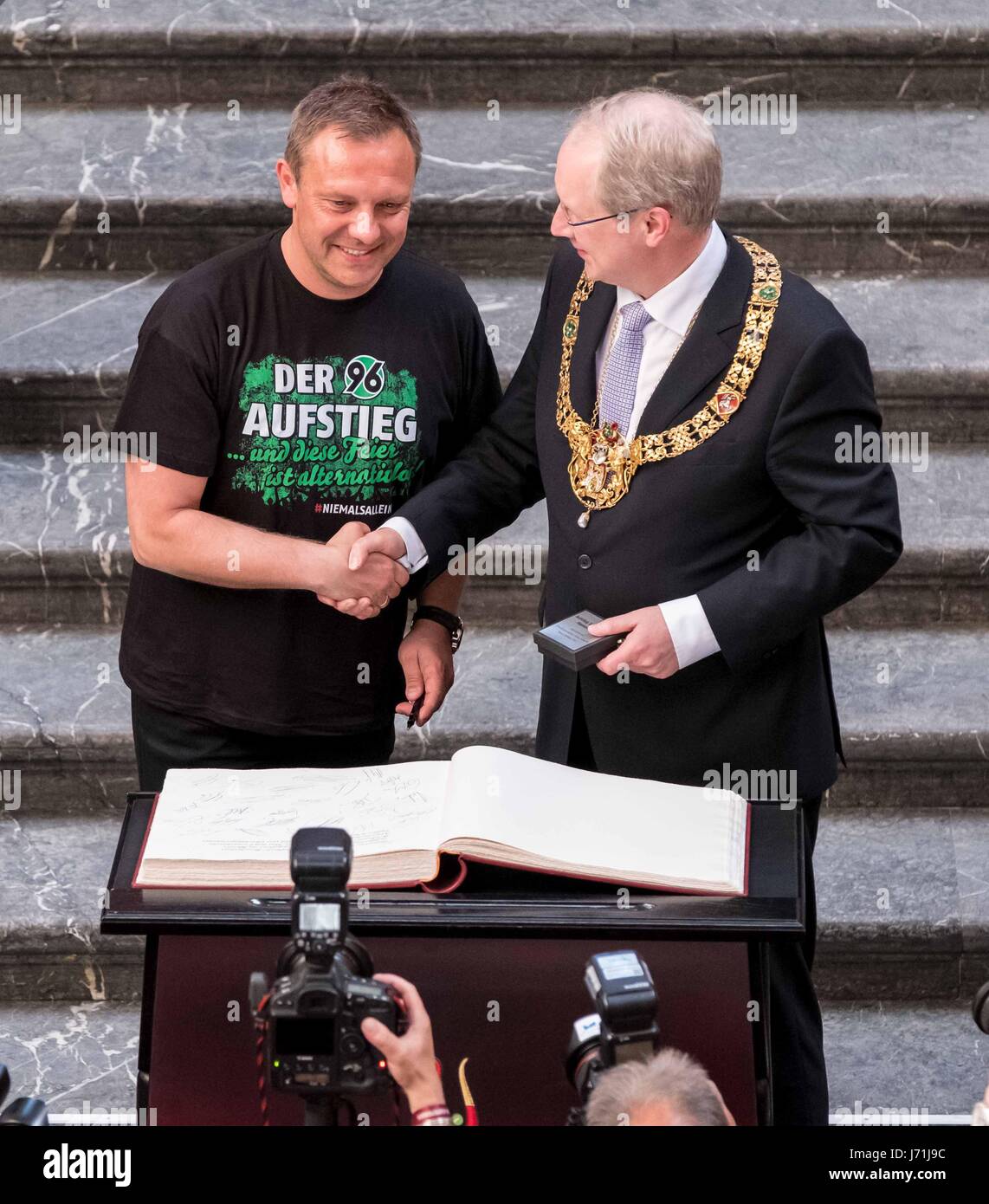 Hanovre, Allemagne. 22 mai, 2017. Horst Heldt (l), directeur sportif de Hanovre 96, serre la main avec le maire de Hanovre, Stefan Schostok (SPD), après avoir signé le livre d'or au Neues Rathaus à Hanovre, Allemagne, 22 mai 2017. L'équipe célèbrent leur promotion à la 1ère Bundesliga. Photo : Peter Steffen/dpa/Alamy Live News Banque D'Images