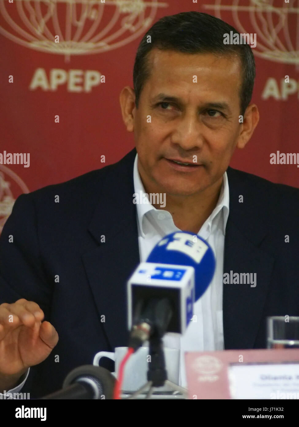 Ollanta Humala, ancien président, a donné une conférence de presse pour les correspondants étrangers accrédités au Pérou (APEP), dans laquelle il a nié avoir pris des fonds de l'étranger pour financer sa campagne électorale et a affirmé que, lorsqu'il a servi dans l'armée, dans les zones de conflit, il n'a jamais violé les droits de l'homme et il n'a pas permettre aux autres de le faire. Humala fait face actuellement au moins huit processus de recherche sur divers sujets. Banque D'Images