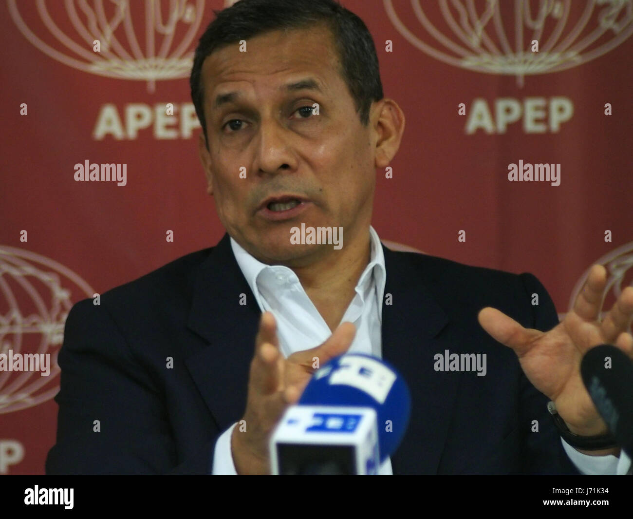 Ollanta Humala, ancien président, a donné une conférence de presse pour les correspondants étrangers accrédités au Pérou (APEP), dans laquelle il a nié avoir pris des fonds de l'étranger pour financer sa campagne électorale et a affirmé que, lorsqu'il a servi dans l'armée, dans les zones de conflit, il n'a jamais violé les droits de l'homme et il n'a pas permettre aux autres de le faire. Humala fait face actuellement au moins huit processus de recherche sur divers sujets. Banque D'Images