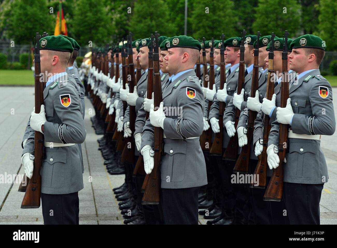 Les membres du bataillon de la garde des forces armées allemandes détiennent 98k de carabines à Berlin, Allemagne, 16 mai 2017. La Wehrmacht, les forces armées de l'Allemagne nazie, étaient aussi équipés de ces armes. Photo : Maurizio Gambarini/dpa Banque D'Images