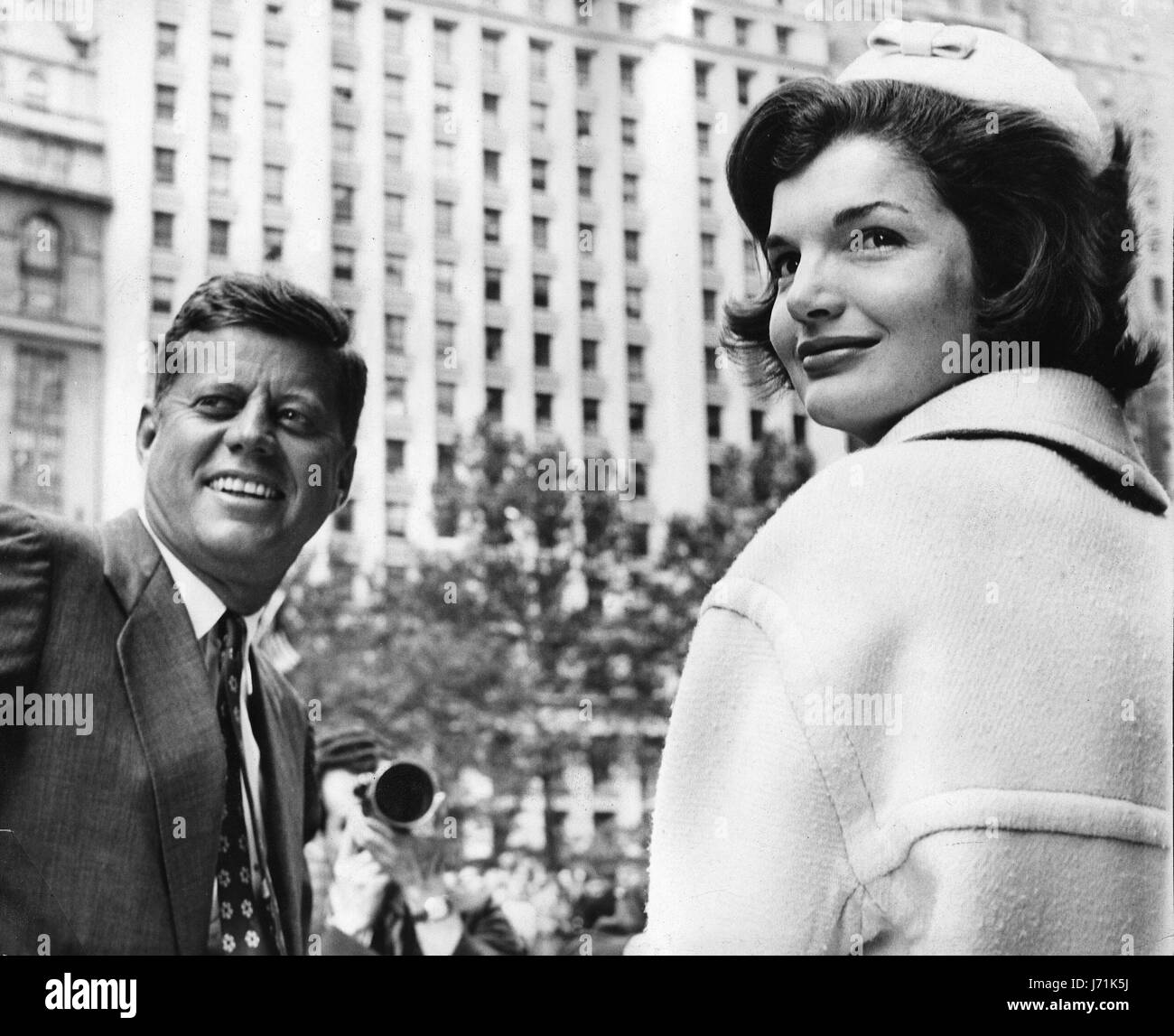 John F. Kennedy, le 35e Président de la nation, aurait eu 100 ans le 29 mai 2017. Avec le centenaire de la naissance de John F. Kennedy, l'héritage de l'ancien président est célébré dans tout le pays. Sur la photo : 12 octobre, 1961 - New York, NY, États-Unis - John F. Kennedy a été le 35e président des États-Unis, ainsi que le plus jeune. Sur la photo : le président Kennedy avec la Première Dame Jackie Kennedy à une comédie de serpentins. Crédit : KEYSTONE Photos USA/ZUMAPRESS.com/Alamy Live News Banque D'Images