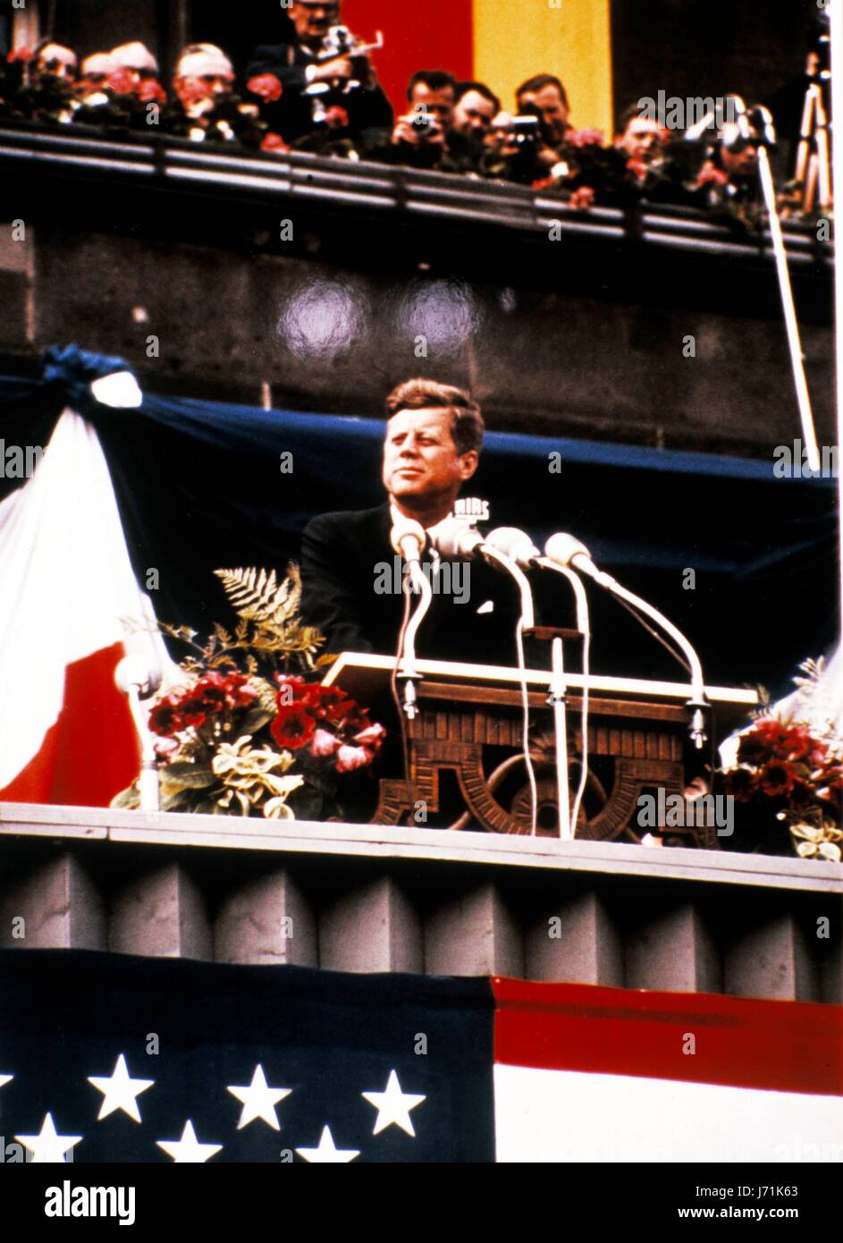 John F. Kennedy, le 35e Président de la nation, aurait eu 100 ans le 29 mai 2017. Avec le centenaire de la naissance de John F. Kennedy, l'héritage de l'ancien président est célébré dans tout le pays. Sur la photo : 26 juin 1963 - Berlin, Allemagne - Le président américain John F. Kennedy en face de Berlin Schoeneberg town hall, où il a prononcé le message d'espoir pour les Berlinois de l'ouest qui vivaient dans une enclave à l'intérieur de l'Allemagne de l'Est et craignaient une possible à l'est l'occupation allemande. Le discours est connu pour sa célèbre phrase ''Ich bin ein Berliner'' et est considéré comme l'un des meilleurs de Kennedy, Banque D'Images