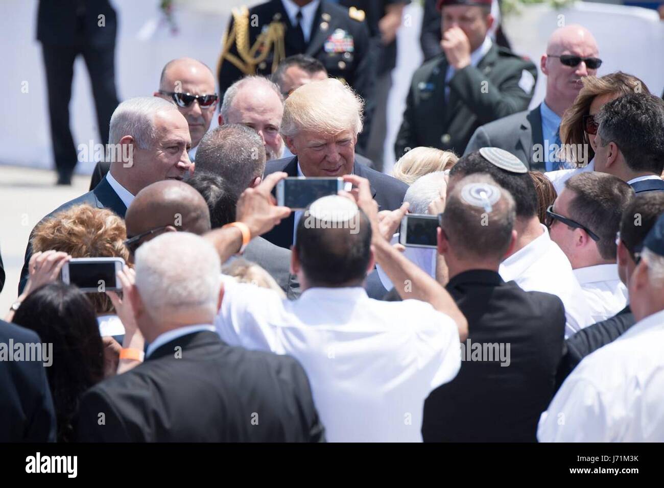 Tel Aviv, Israël. 22 mai, 2017. Le Président américain Donald Trump et le Premier Ministre d'Israël Benjamin Netanyahu salue les membres de la délégation à l'arrivée à l'aéroport international Ben Gourion, le 22 mai 2017 à Tel Aviv, Israël. Credit : Planetpix/Alamy Live News Banque D'Images