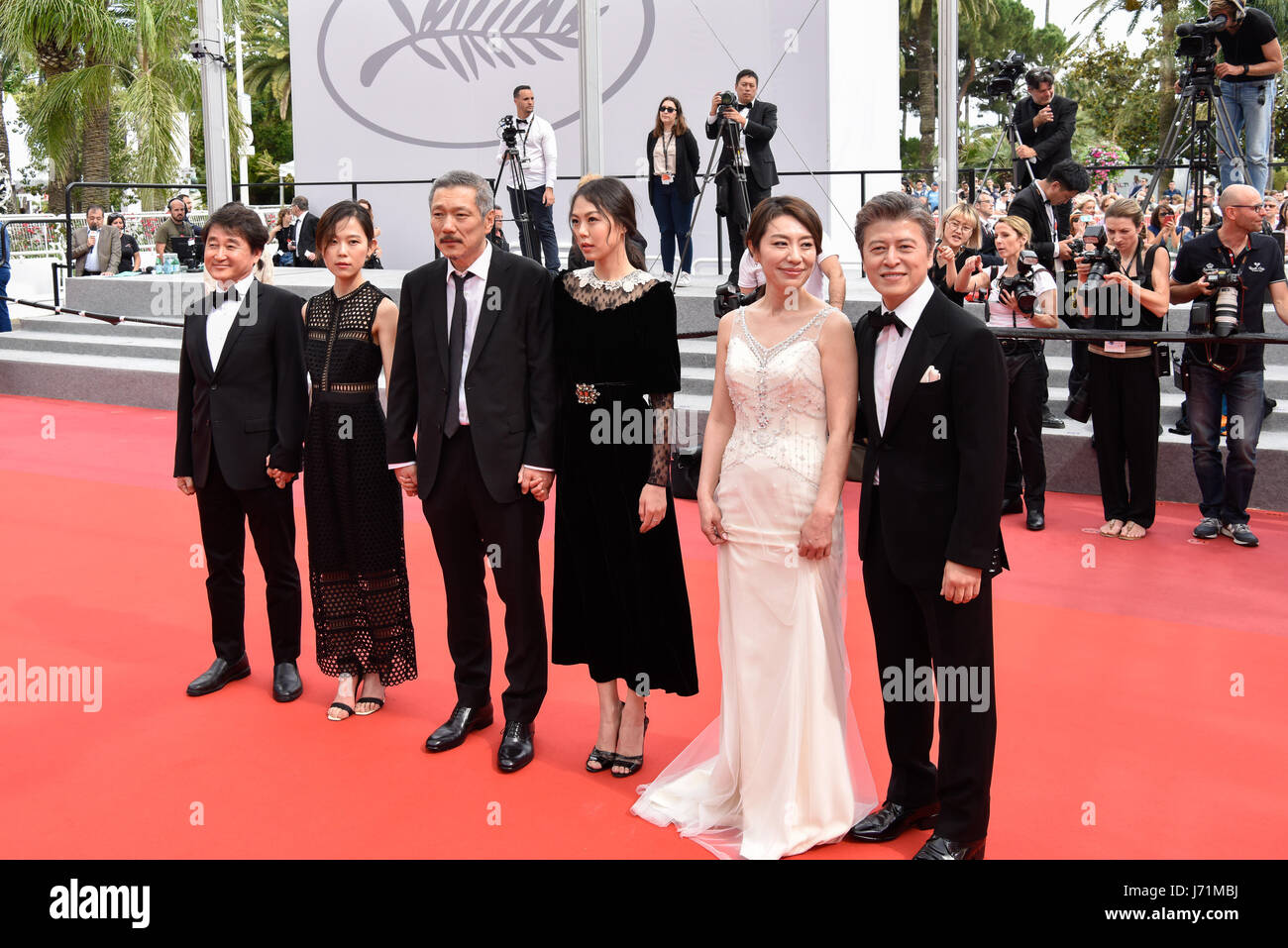 Cannes, France. 22 mai, 2017. L'acteur sud-coréen Kwon Hae-hyo, actrice Cho Yun-hee, l'actrice Kim Min-hee, directeur Hong Sang-soo, l'actrice Kim Sae-byuk et directeur de la photographie Kim Hyung-koo (de R À L) poser pour des photos sur le tapis rouge pour la projection du film "Le jour d'après" en compétition au 70e Festival du Film de Cannes, France, le 22 mai 2017. Crédit : Chen Yichen/Xinhua/Alamy Live News Banque D'Images