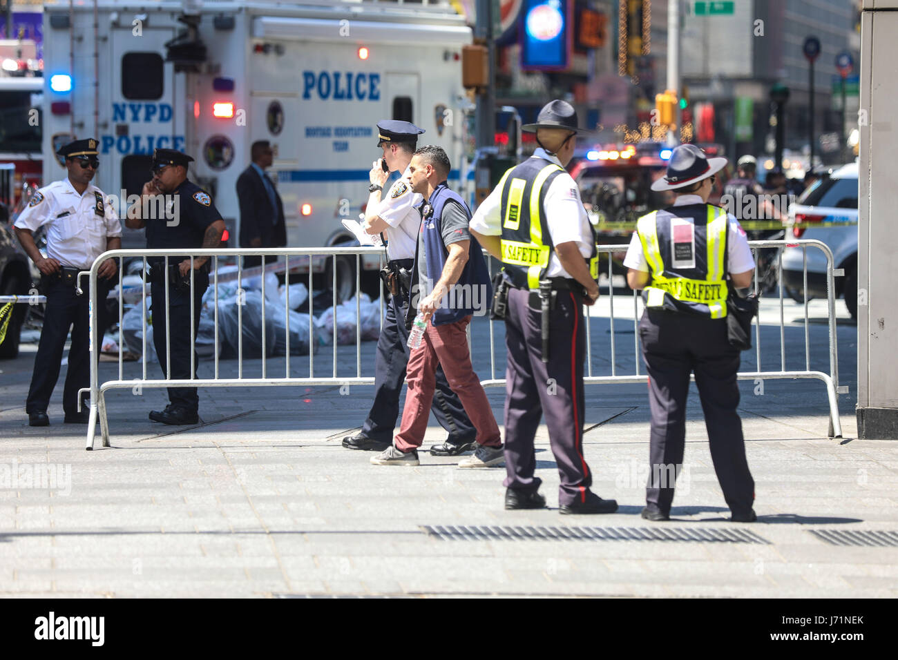 Les agents de police sécuriser la zone près de la voiture après qu'il a plongé dans les piétons à Times Square à New York le 18 mai 2017. L'homme qui conduit une voiture sur une foule à Times Square le jeudi, tuant une personne et en blessant 22 autres, a servi dans la Marine américaine et a un casier judiciaire, le maire de New York a déclaré, ajoutant les autorités n'ont pas pense que c'était une attaque terroriste. (PHOTO : WILLIAM VOLCOV/BRÉSIL PHOTO PRESSE) Banque D'Images