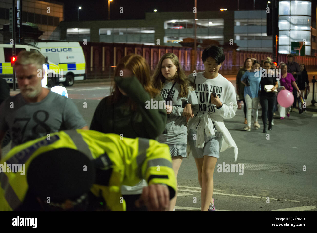 Manchester, UK. 23 mai, 2017. Les gens, qu'on croit être de quitter le Manchester Arena, après une explosion après l'Ariana Grande concert qui a eu lieu le 05/22/2017 à la Manchester Arena de Manchester, Royaume-Uni le mardi, 23 mai, 2017. Greater Manchester Police est le traitement qu'il s'agit d'incident terroriste. Credit : Jonathan Nicholson/Alamy Live News Banque D'Images