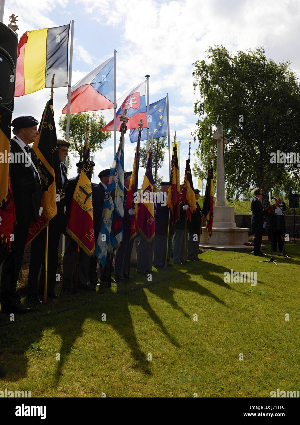 Le souvenir de soldats canadiens qui sont tombés pendant la Seconde Guerre mondiale lors de la libération de la Belgique a été commémoré dans Adinkerke, Belgique, le 20 mai 2017. (Photo/CTK Jakub Dospiva) Banque D'Images