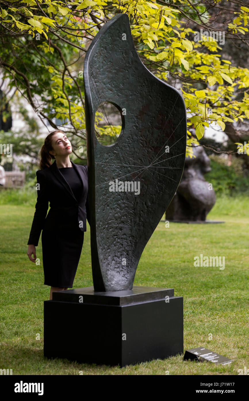 Londres, Royaume-Uni. 23 mai 2017. Forme incurvée Bryher (II), 1961, par Dame Barbara Hepworth, est. 1,5 GBP.5m, à partir de la Collection Tuttleman. Christie's présente une exposition extérieure de sculptures modernes dans St James's Square sur avis au public du 23 mai au 29 juin 2017. L'exposition présente huit œuvres qui seront offerts dans l'art britannique moderne et les ventes d'art impressionniste et moderne dans le cadre du 20e siècle chez Christie's. Les ventes ont lieu du 26 au 29 juin 2017. Photo : Images éclatantes/Alamy Live News Banque D'Images