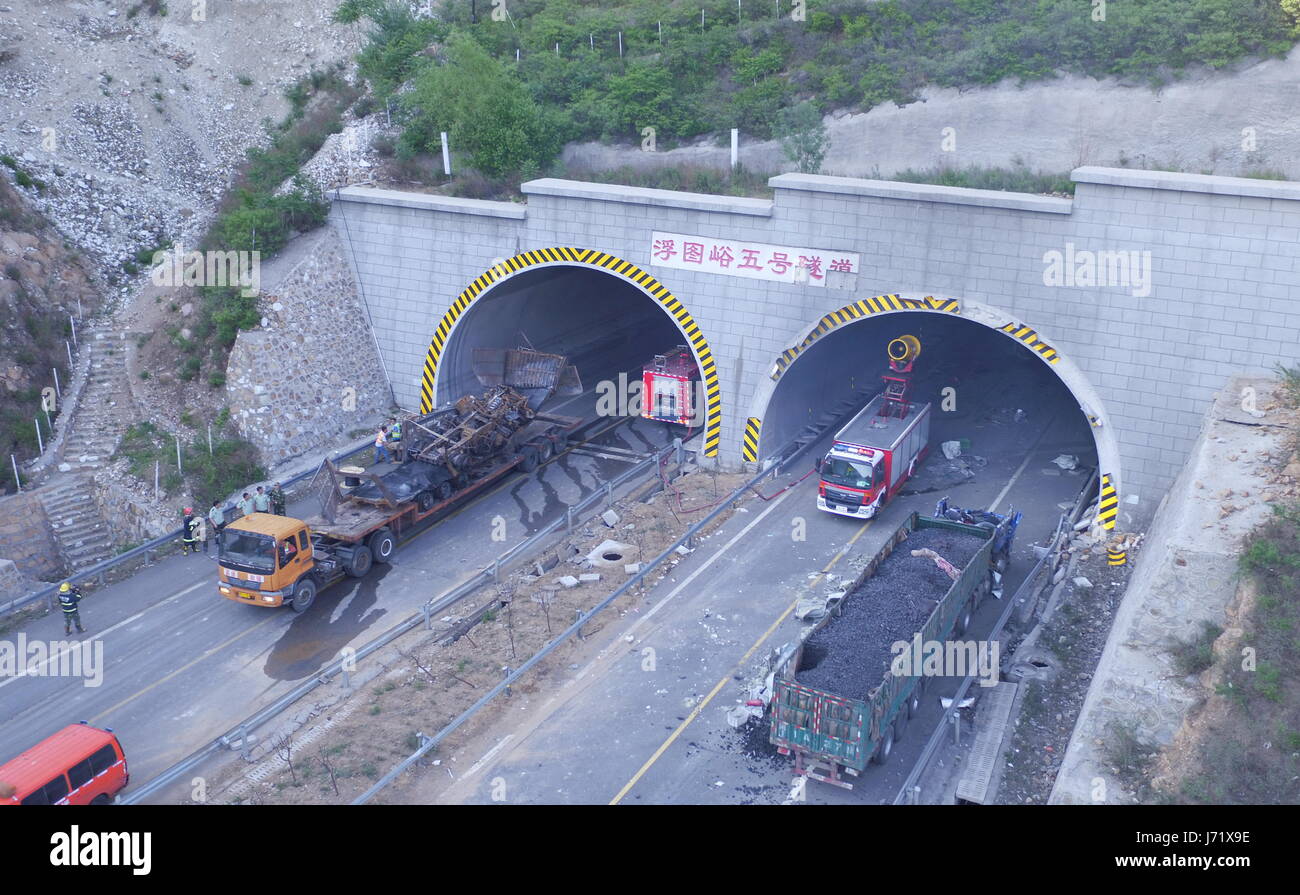 Shijiazhuang. 23 mai, 2017. Photo prise le 23 mai 2017 présente le site de l'accident d'un camion et d'explosion de collision sur l'autoroute reliant les villes de Zhangjiakou et Shijiazhuang dans Laiyuan, Chine du Nord, Province de Hebei. Douze personnes ont été tuées et 15 autres blessées dans la collision de camions. L'accident est survenu vers 18 h 20, quand un pétrolier embouti un camion de charbon dans un tunnel de l'autoroute reliant les villes de Zhangjiakou et Shijiazhuang, selon le gouvernement de Laiyuan County. Credit : Zhu Xudong/Xinhua/Alamy Live News Banque D'Images