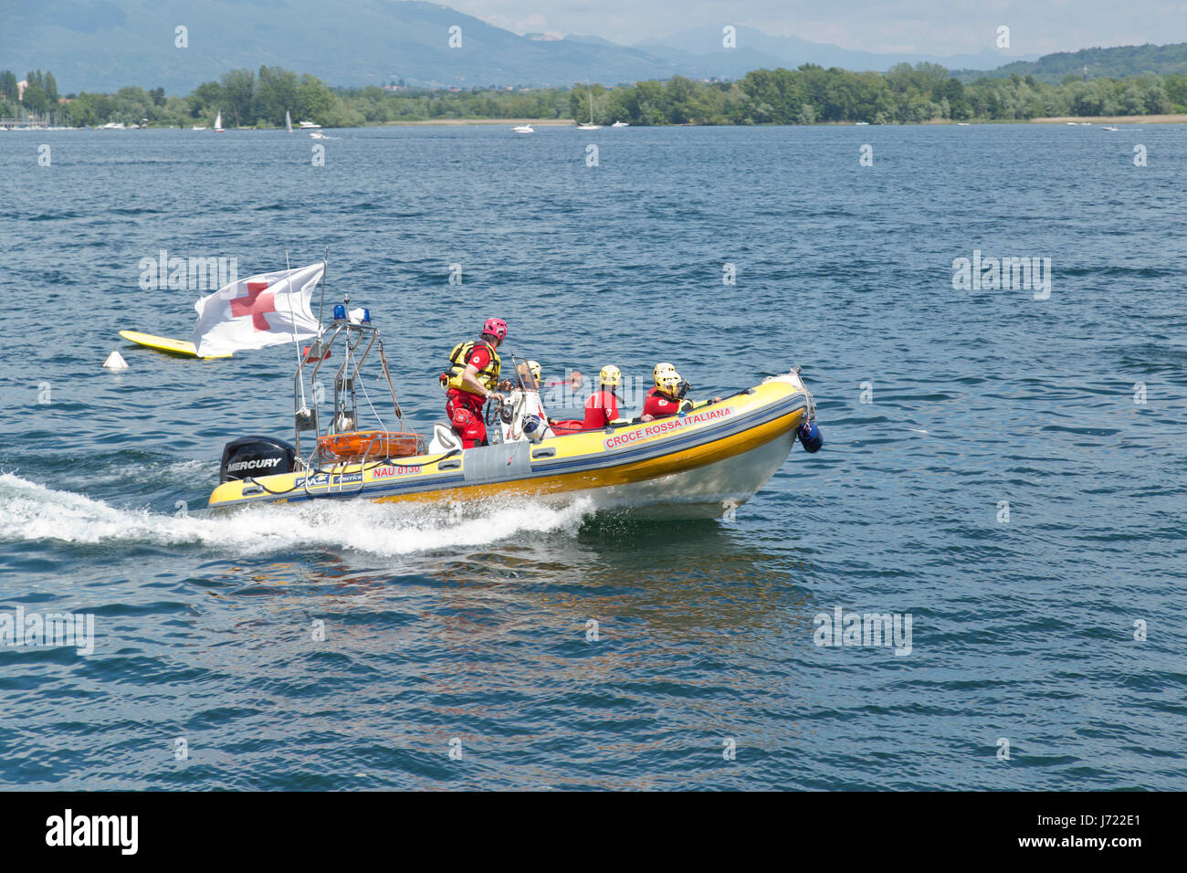 La formation de la Croix Rouge italienne sur le Lac Majeur Banque D'Images