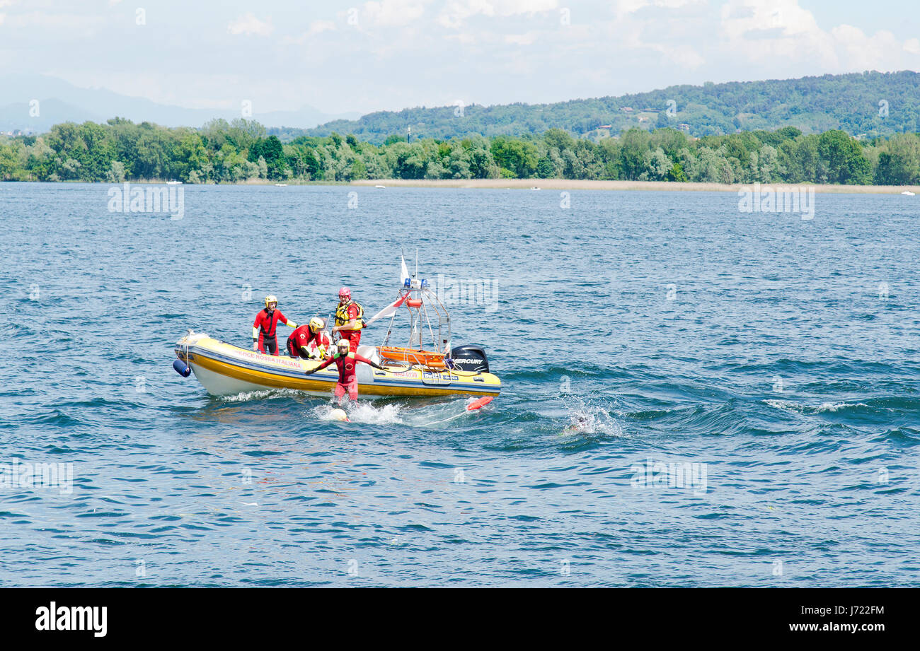 La formation de la Croix Rouge italienne sur le Lac Majeur Banque D'Images