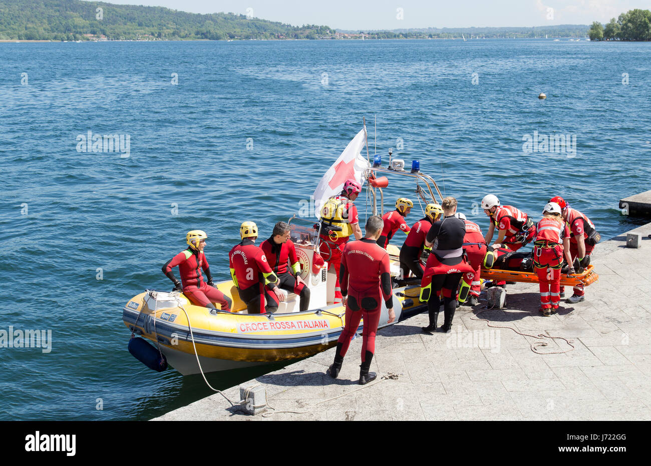 La formation de la Croix Rouge italienne sur le Lac Majeur Banque D'Images