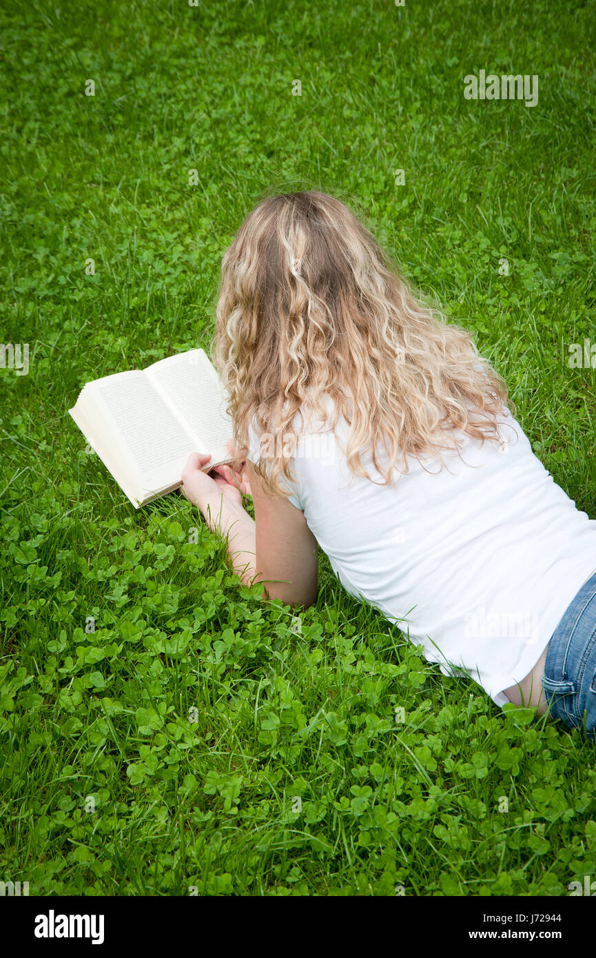 Parc femme lit numérisation poils blonds bouclés livre fille filles femme bleu étude Banque D'Images