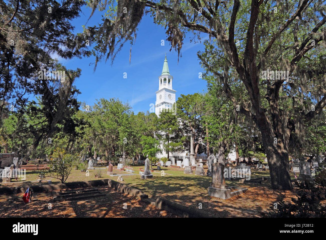 Spire et cimetière encadrée par des arbres couverts de mousse espagnole à l'église paroissiale de Sainte-Hélène dans le quartier historique du centre-ville de Beaufort, South Carol Banque D'Images