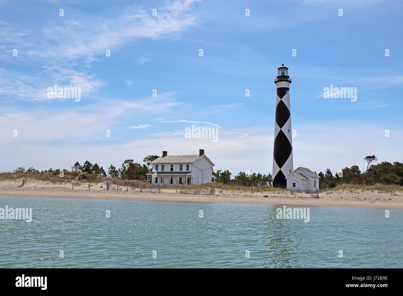 Cape Lookout Lighthouse sur le Sud de l'Outer Banks ou Crystal Coast of North Carolina vu de l'eau Banque D'Images