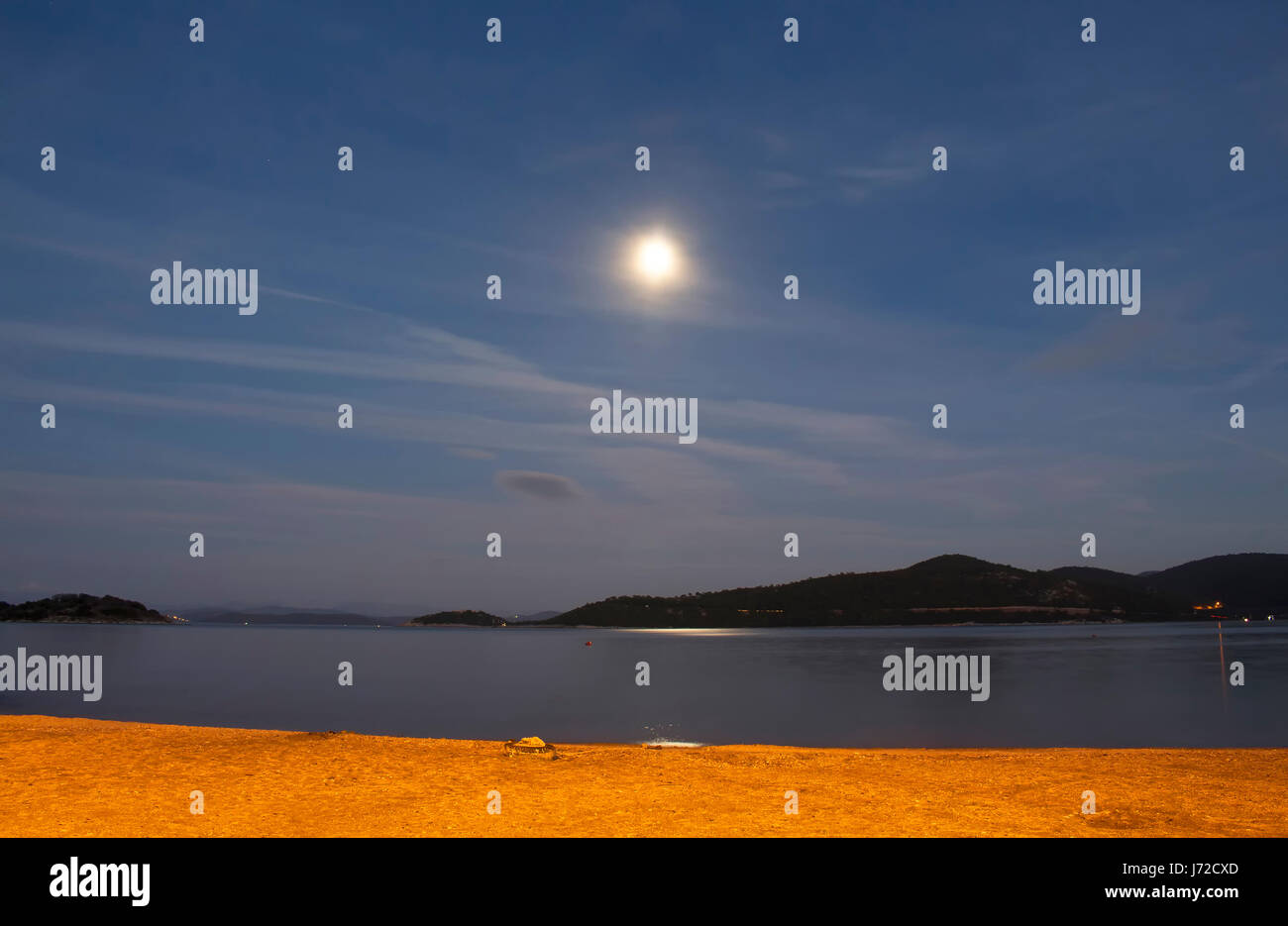 Une longue exposition de pleine lune sur la mer Egée à Turkbuku village de la péninsule de Bodrum dans le sud-ouest de la Turquie dans l'été 2016. Banque D'Images