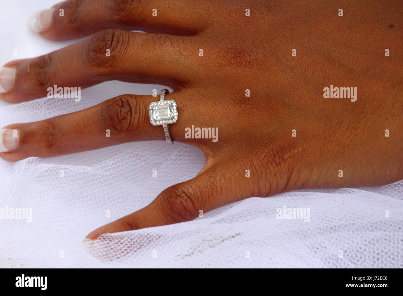 Carré blanc bague de fiançailles en diamants Banque D'Images