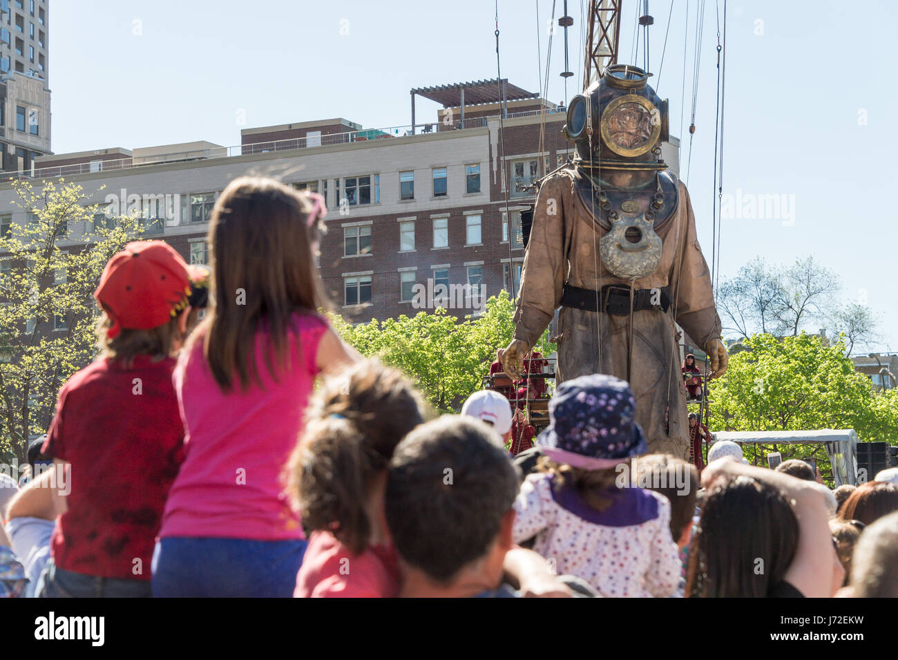 Montréal, CA - 21 mai 2017 : les géants de Royal de Luxe dans le cadre de la commémoration du 375e anniversaire de Montréal Banque D'Images