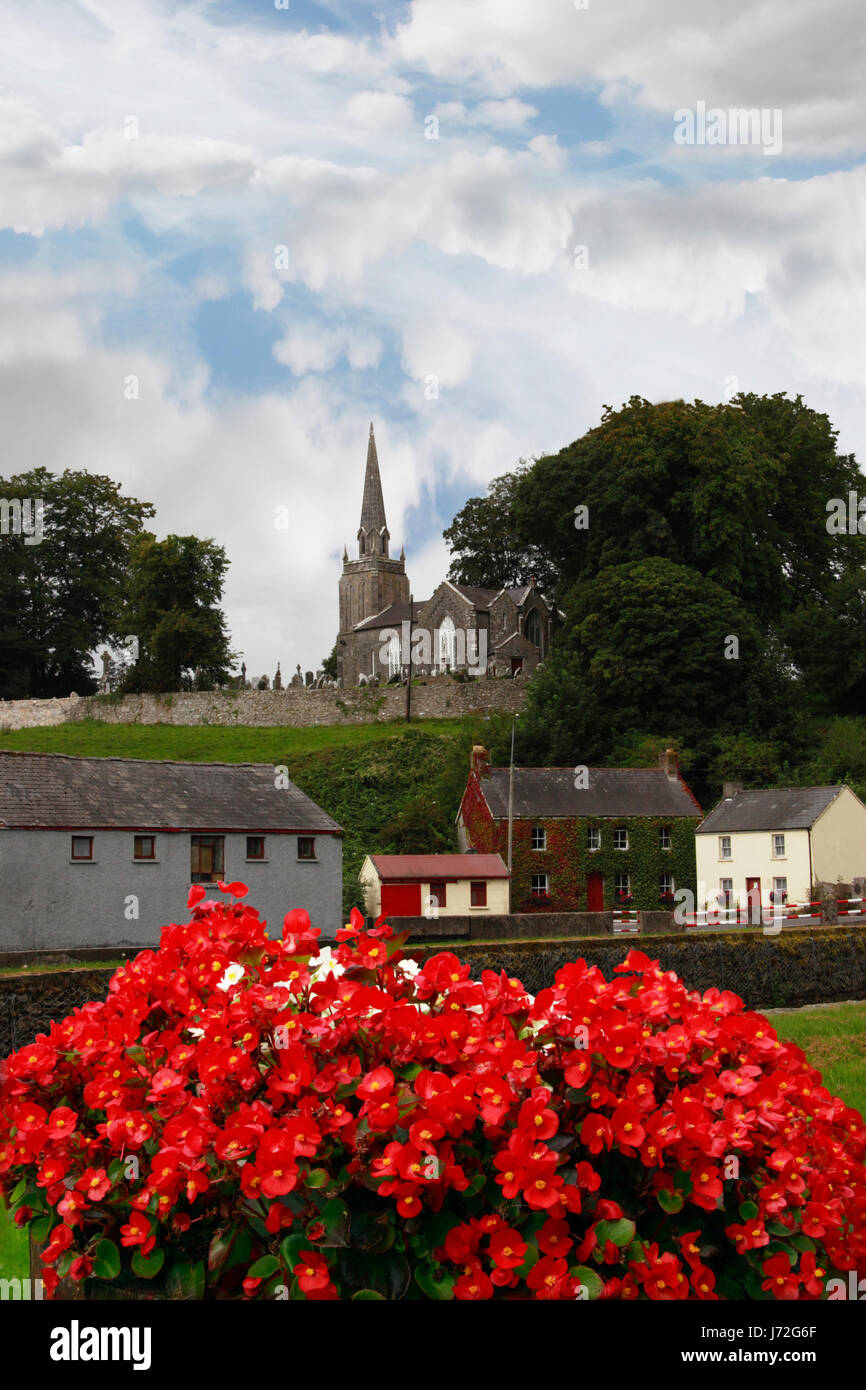 Église ville town hill plante fleur fleurs Irlande red house building cireur Banque D'Images