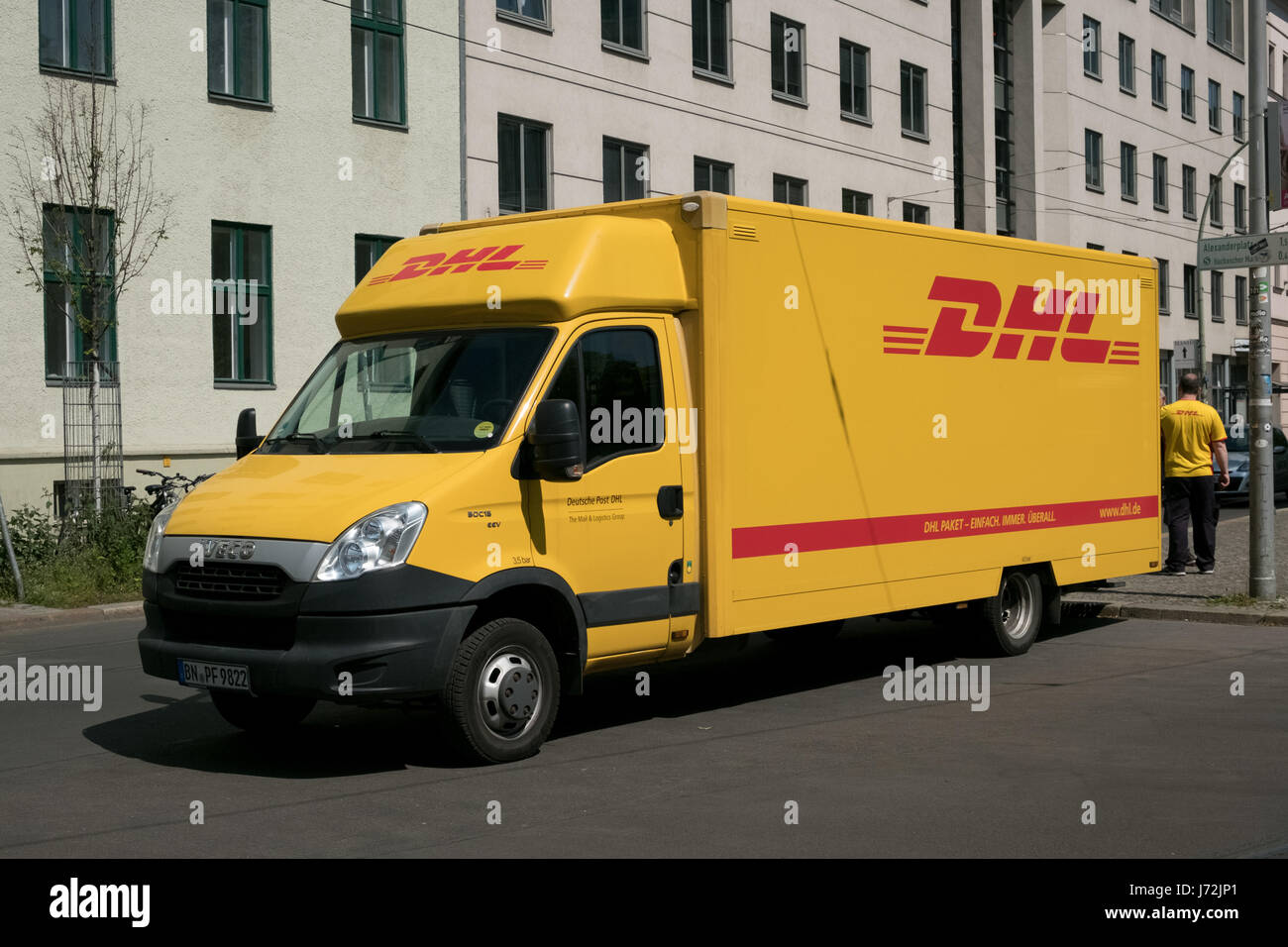 Berlin, Allemagne - 11 mai 2017 : DHL delivery van Berlin. DHL est la plus importante société de logistique partout dans le monde. Banque D'Images