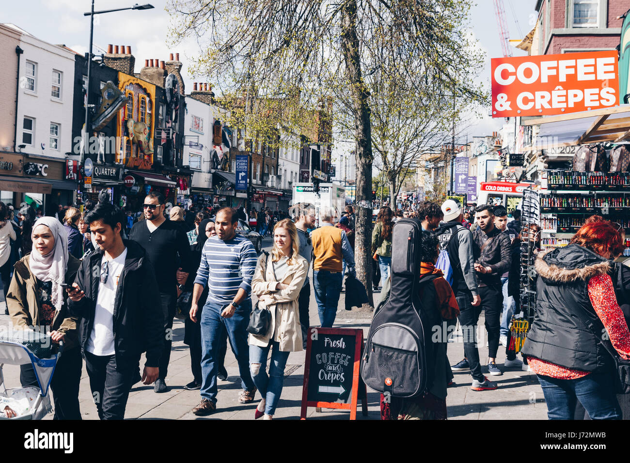 Londres, UK - 2 Avril, 2017 : Camden Lock Village, célèbre la culture alternative boutiques dans Camden Town, à Londres. Les marchés de Camden Town sont visités par 100, Banque D'Images