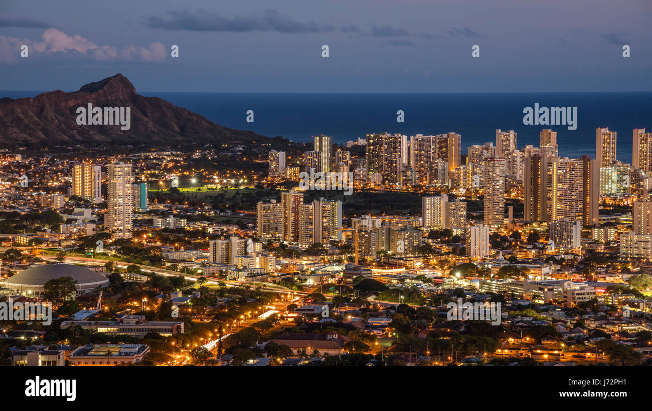 Vue de la Tête du Diamant et Waikiki au crépuscule de tantale dur surplombent à Honolulu. Banque D'Images