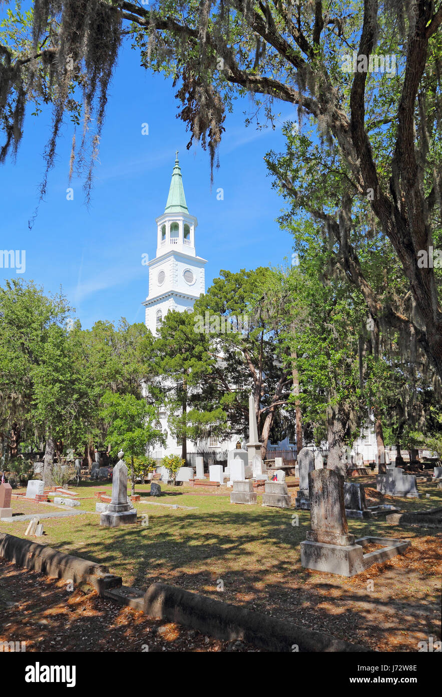 Spire et cimetière encadrée par des arbres couverts de mousse espagnole à l'église paroissiale de Sainte-Hélène dans le quartier historique du centre-ville de Beaufort, South Carol Banque D'Images