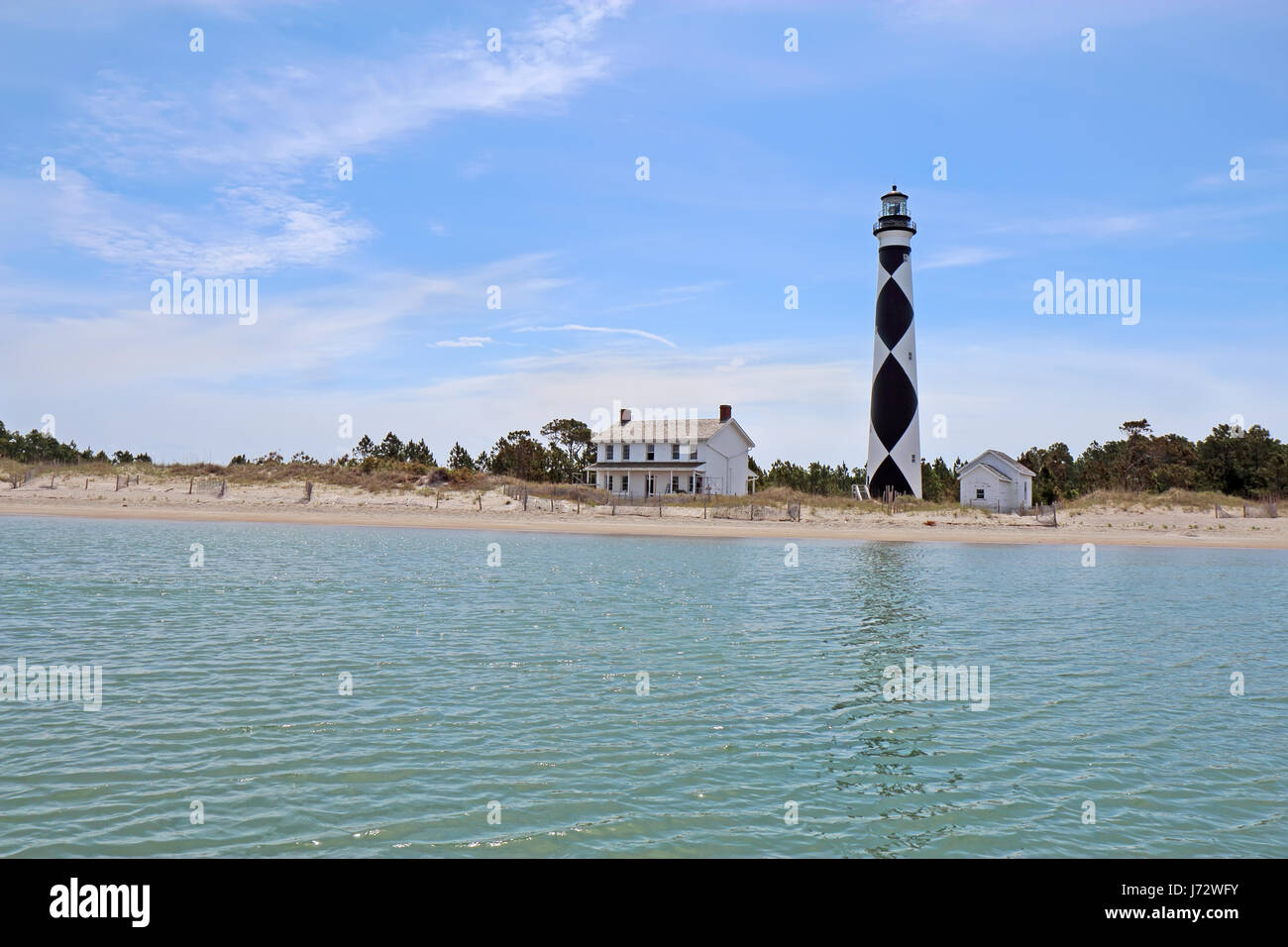 Cape Lookout Lighthouse sur le Sud de l'Outer Banks ou Crystal Coast of North Carolina vu de l'eau Banque D'Images