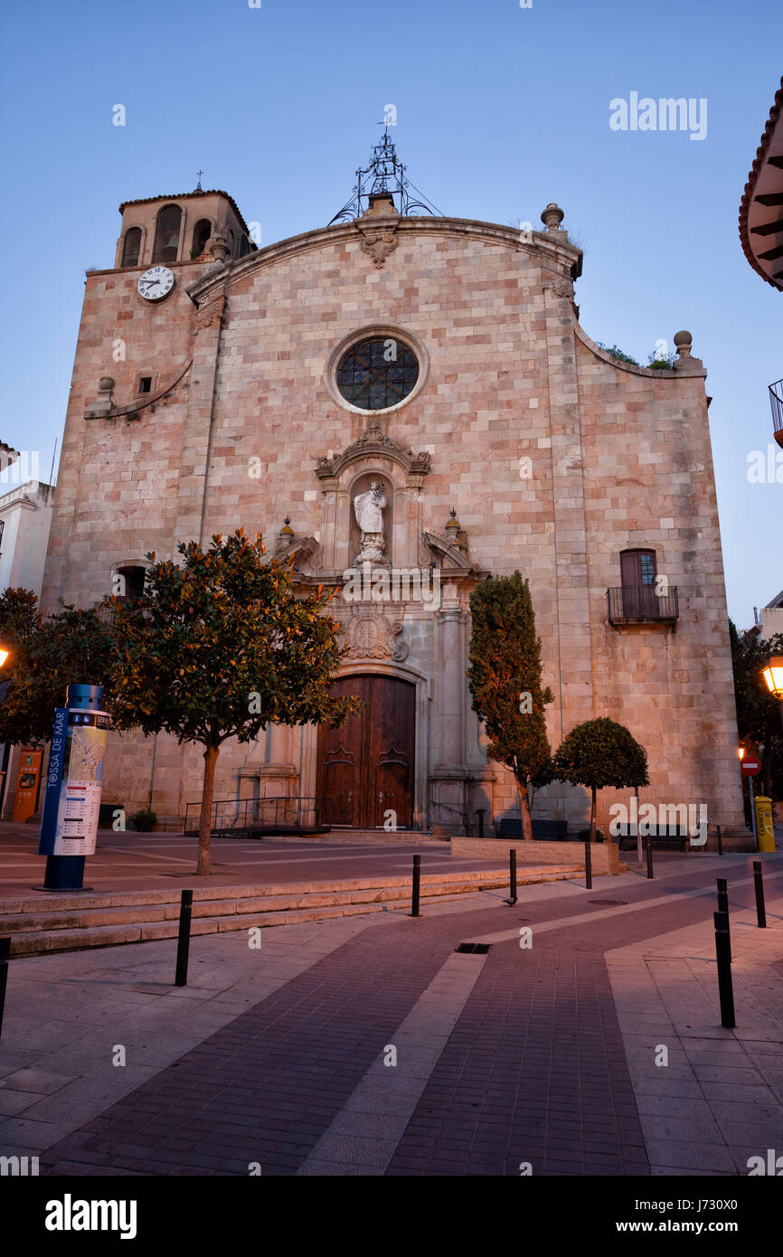 Église de Sant Vicenç de Tossa de Mar, au crépuscule, en Catalogne, Espagne Banque D'Images