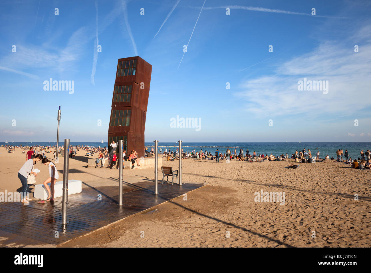 Espagne, Catalogne, Barcelone, les gens sur la plage de la Barceloneta, l'Estel Ferit (les blessés étoile filante) Tour de Pise Banque D'Images