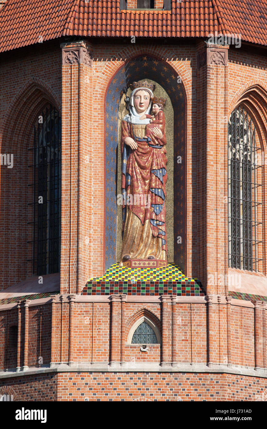 Vierge à l'enfant, Sainte Mère Marie avec l'enfant Jésus statue en l'église du château de Malbork, Pologne, Europe Banque D'Images