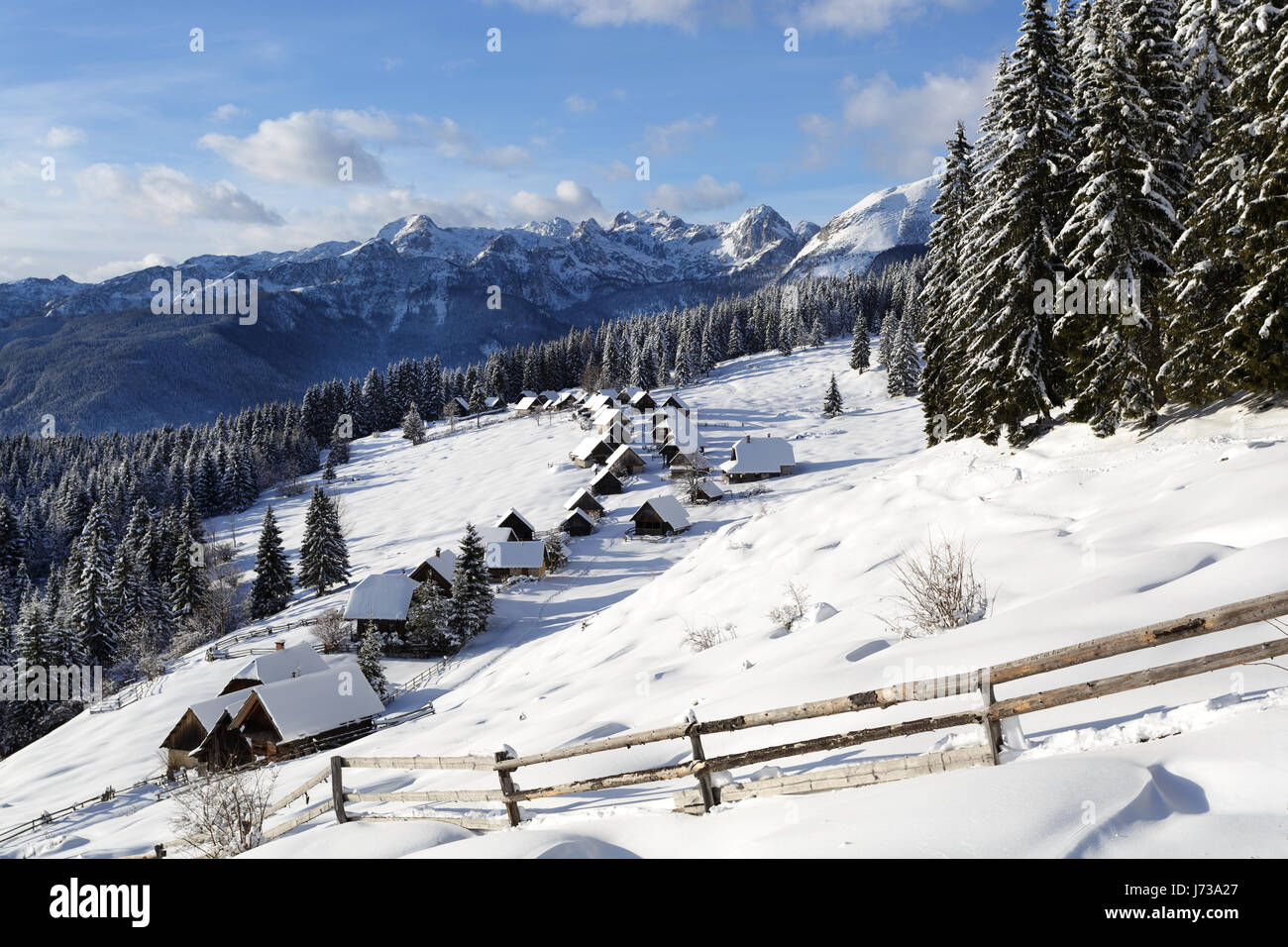 Chalets sur le plateau de Pokljuka, Slovénie Banque D'Images