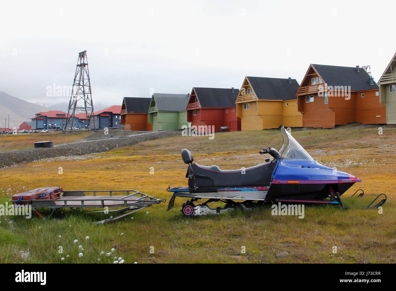 La construction de la Norvège arctique motoneige scandinavia house building city town Banque D'Images