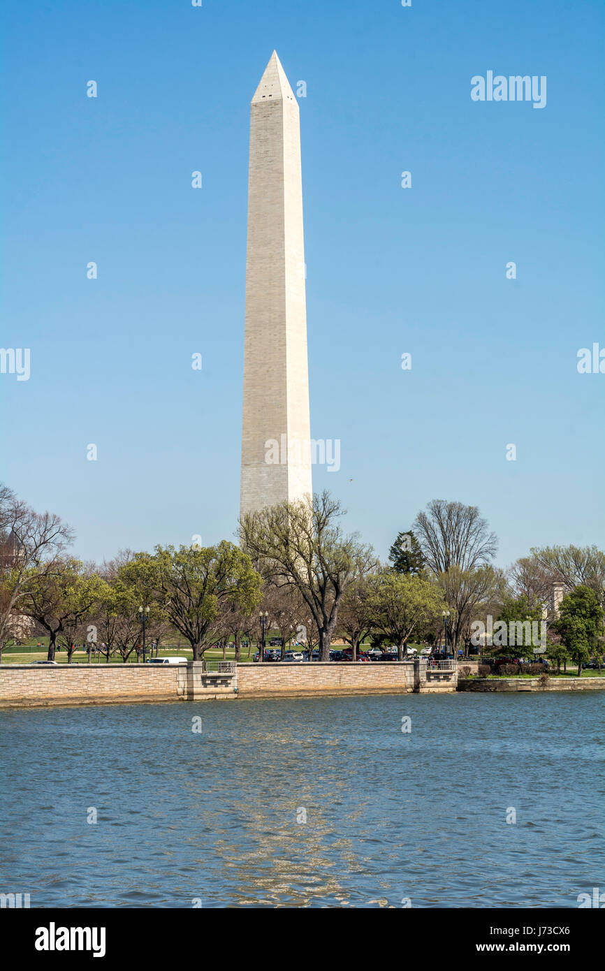 Washington au début du mois de mars - beau temps, fleurs de magnolia, vue sur la ville. Le Washington Monument est visible Banque D'Images