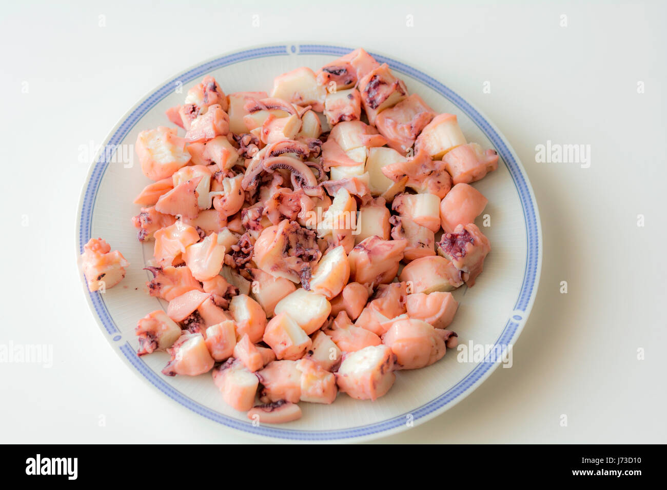 Les tentacules du calmar géant pour le dîner - bouilli, rôti, légumes ajoutées, et la pâte de tomate et les feuilles de laurier, bien sûr ! Banque D'Images