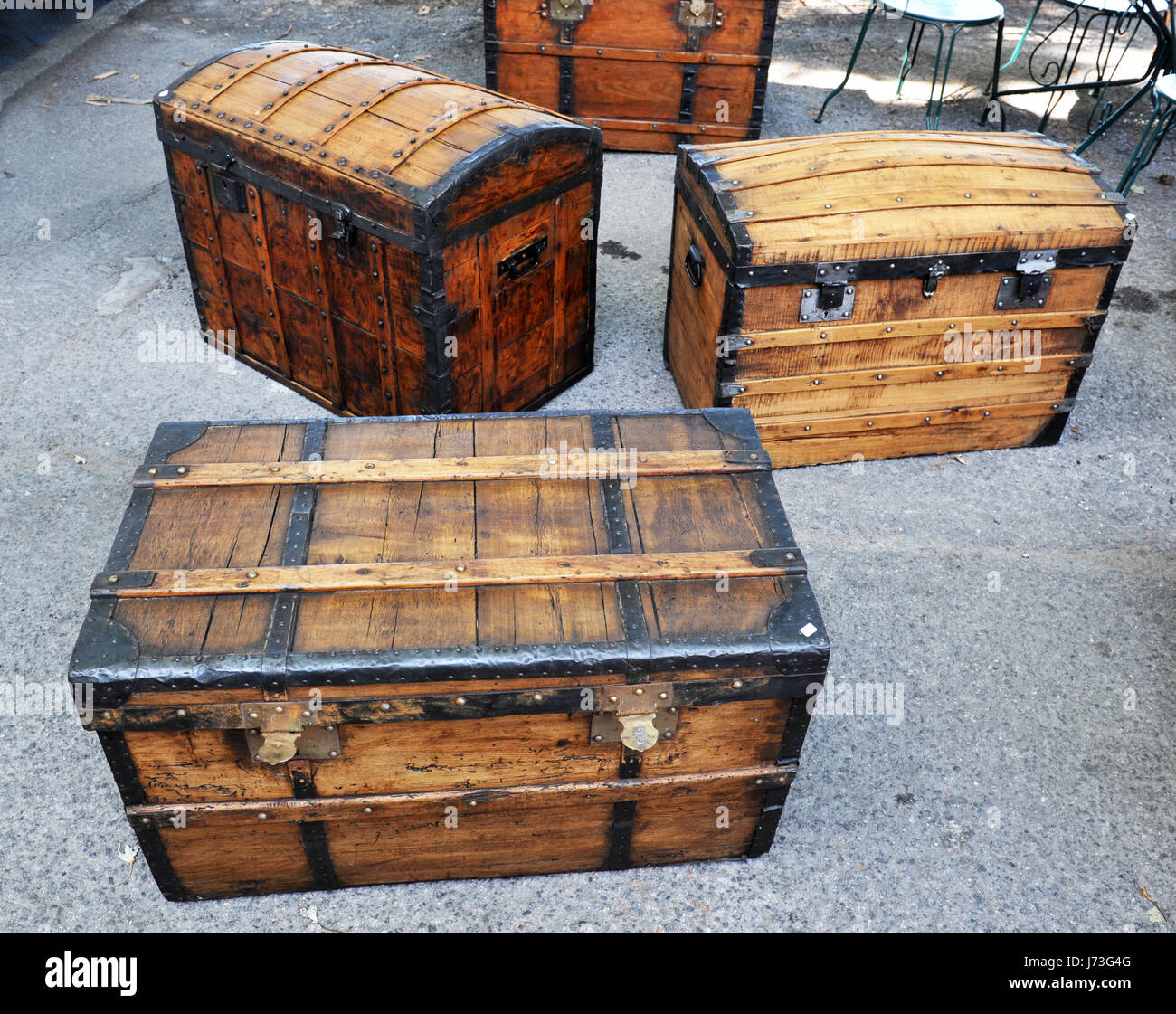 Tronc de bois boîte boîtes grenier vieux objets anciens vente de garage antique Banque D'Images