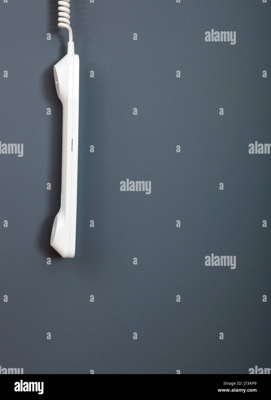 Couleur de l'objet téléphone téléphone sur mur peinture pendaison raccrocher d'affaires Banque D'Images