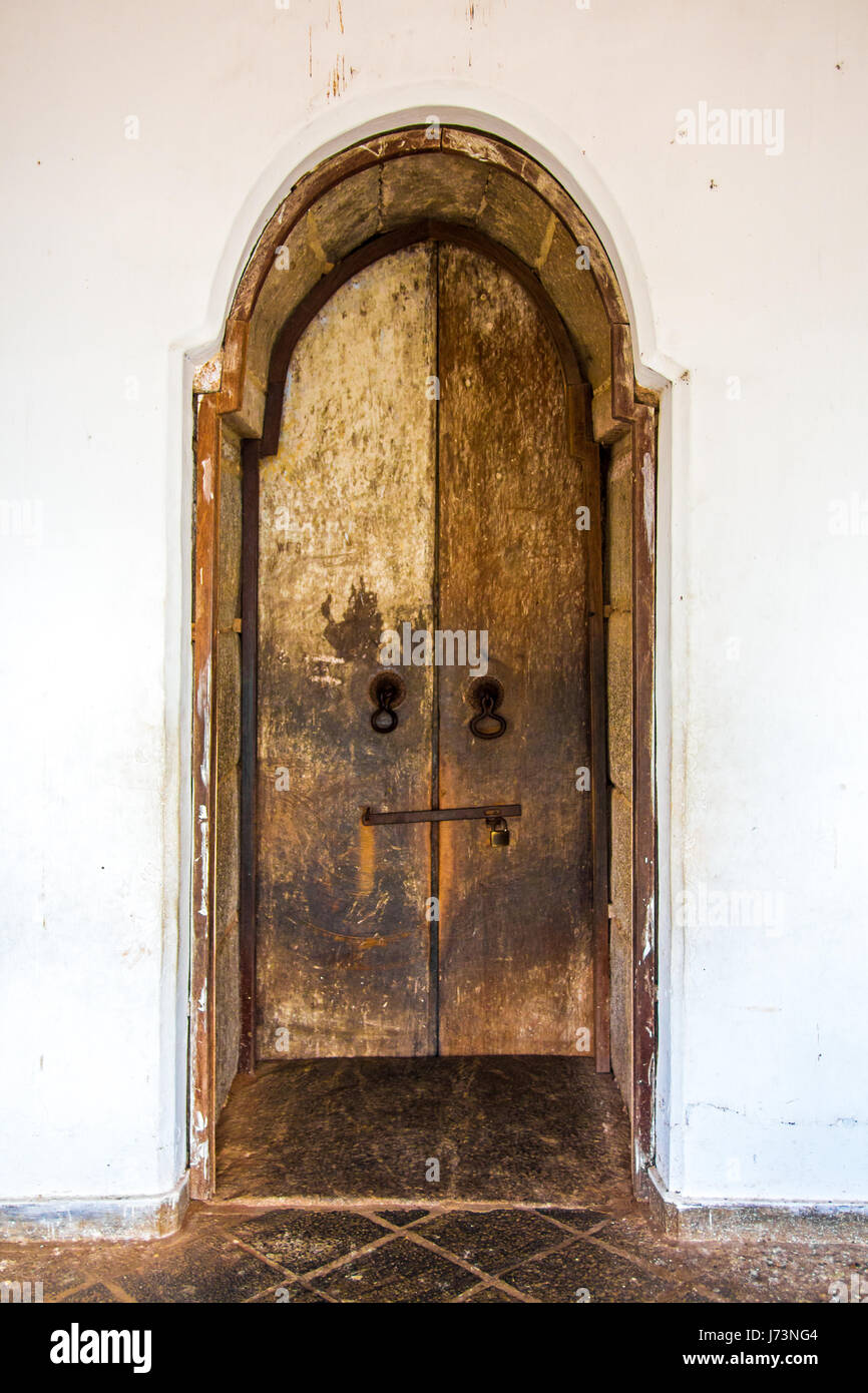 Vieille porte en bois à Dambulla cave temple bouddhiste au Sri Lanka complexes Banque D'Images